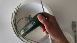 Taglia le zucchine alle estremità
