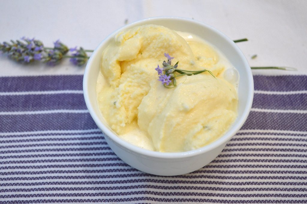 Gelato con fiori commestibili di lavanda