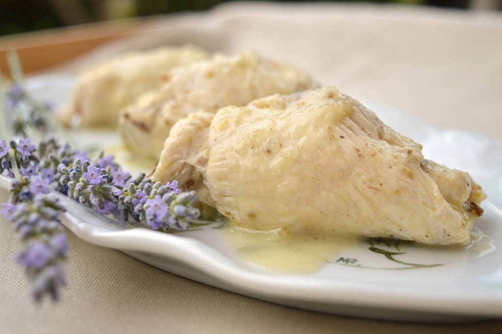 Pollo con fiori commestibili di lavanda