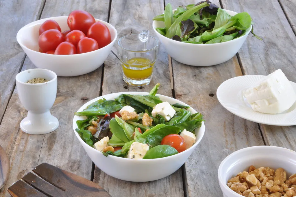 Insalata mista estiva con lattughino, pomodorini e primosale